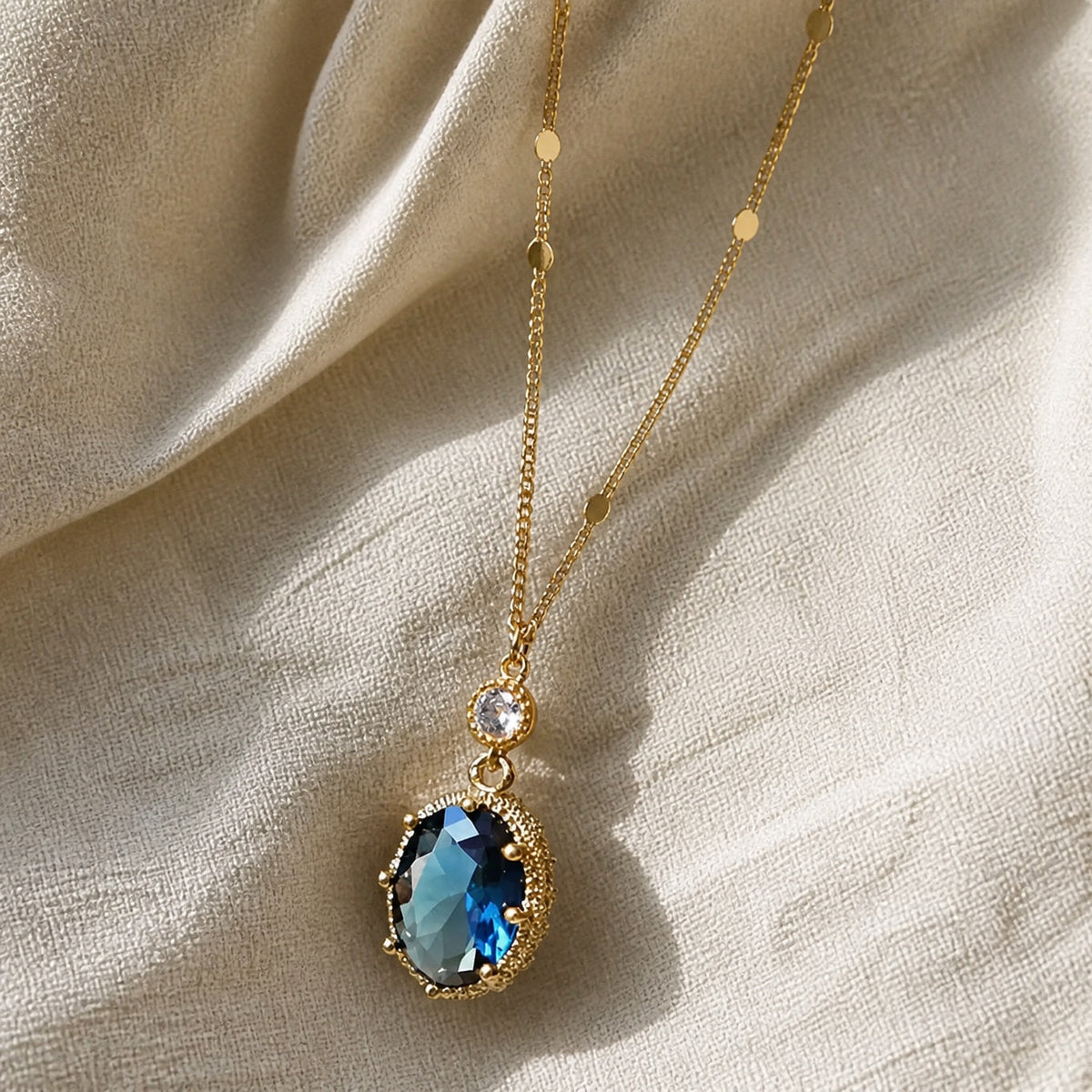 Isla | Oval Halo Pendant Necklace